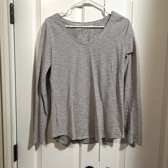 CASUAL TOP BUNDLE!! - Picture 3 of 9